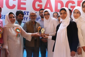 Education Minister Nayeem Akhtar presenting trophy among participants of Science Gadget at Srinagar.