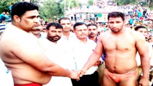 Jeevan Lal, MLA Bani congratulating the winner Bhupinder of Haryana (right).