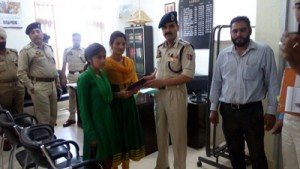 SSP Ramban Randeep Kumar handing over lost bag to its owner. —Excelsior/Pervaiz