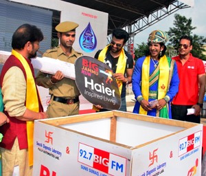 Health Minister Choudhary Lal Singh awarding a winner            of lucky draw during ‘Big Jammu Run’.