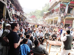 Former Minister and senior Congress leader, Mohd Sharief Niaz, addressing a public rally.