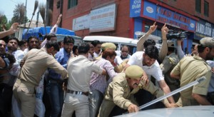 Policemen cane-charging employees at Srinagar on Tuesday.  —Excelsior/Amin War