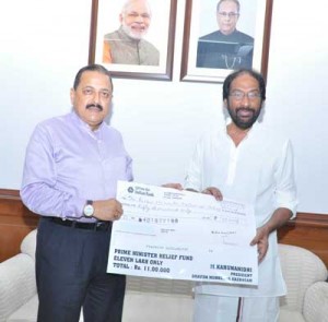 Union Minister Dr Jitendra Singh receiving a cheque comprising one month salary of DMK MLAs from senior party leader and Rajya Sabha MP, Tiruchi Siva for the earthquake affected people of Nepal, at New Delhi.
