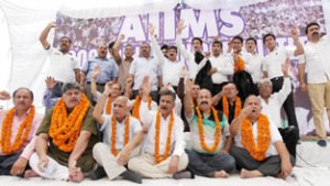 AIIMS Coordination Committee members raising slogans during chain hunger strike on Friday. -Excelsior/ Rakesh