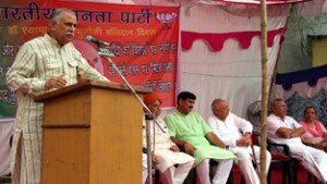 BJP leaders paying tributes to Dr Shyama Prasad Mookerjee at Jammu on Tuesday. —Excelsior/Rakesh