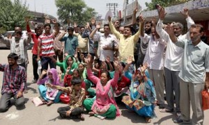 Doda migrants protesting in front of Press Club Jammu on Wednesday. -Excelsior/Rakesh