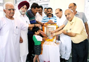 Freedom fighters paying tributes to Brig Rajinder Singh on his Birth Anniversary at Jammu on Sunday.