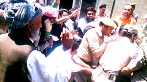 Police foiling protest march of Cong workers at Srinagar on Sunday.