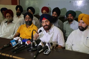 Sikh United Front leader, SS Wazir addressing press conference in Jammu on Tuesday. —Excelsior/Rakesh