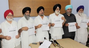 SGPB chairman T S Wazir and other candidates releasing manifesto for DGPC polls at press conference in Jammu on Saturday.                   —Excelsior/Rakesh