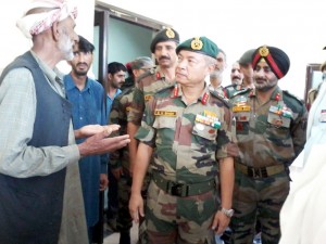 Top Army Commanders including GOC 16 Corps Lt Gen K H Singh meeting firing victims in Poonch on Monday. -Excelsior/Harbhajan