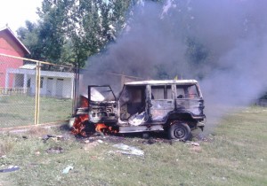 A vehicle set ablaze by the mob in Kulgam on Saturday.— Excelsior / Younis Khaliq