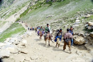 Yatris proceeding to Shri Amarnath ji holy cave from Sheshnag. —Excelsior/Sajad Dar