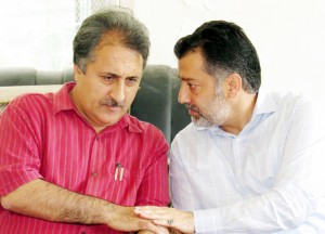 Newly elected president of Jammu and Kashmir Cricket Association (JKCA), Imran Raza Ansari  in talks with Divisional Commissioner of Kashmir, Dr Asgar Samoon in Srinagar on Monday. -Excelsior/Amin War