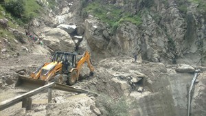 A JCB clearing Batote-Kishtwar road at Kandni on Sunday.  Excelsior/Tilak Raj