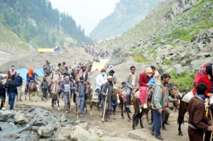 Devotees on way to holy cave at Chandanwari on Saturday.— Excelsior/Sajad Dar