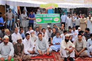 Dharna by Traders Federation at Goal Chowk Shopian against development. -Excelsior/Younis Khaliq