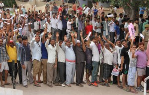 Amarnath Yatris protesting at Jammu Haat on Tuesday. —Excelsior/Rakesh