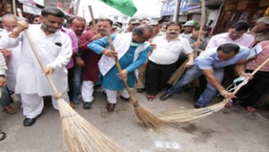 Deputy Chief Minister, Dr Nirmal Singh & others during launch of Swachh Bharat Mission Abhiyan at Katra