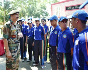 GOC, Ace of Spades Division interacting with Mountaineering Expedition Team.