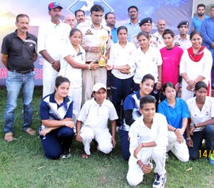 Jubilant players of Jammu Blues team psoing for a group photograph alongwith IGP Jammu, Danish Rana in Jammu on Tuesday. 
