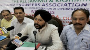 President Diploma Engineers’ Association, Upinder Singh addressing press conference in Jammu. —Excelsior/ Rakesh 