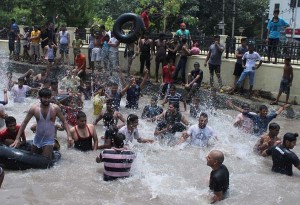 Jammuites beating the heat in Ranbir Canal amidst hot & humid conditions in Jammu on Sunday.    —Excelsior/Rakesh