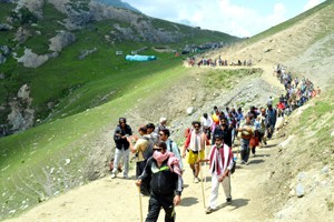 Pilgrims on way to holy cave on Thursday.  —Excelsior/Sajad Dar