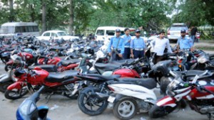  Kashmir traffic police during a massive special drive against two wheeler in Srinagar has seized and challenged 4,000 two wheelers in past four days in the Srinagar city.  -Excelsior/ Amin War