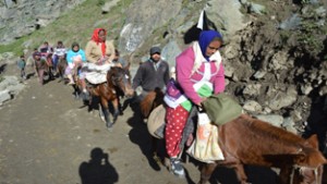 Pilgrims on way towards Amarnath cave shrine on Thursday.  —Excelsior/Sajad Dar