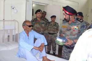 Army officer interacting wtih a patient at Akhnoor.