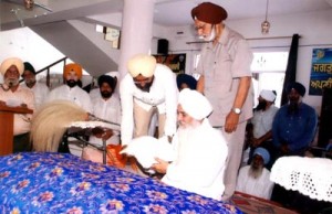 Mahant Manjit Singh of Dera Nangali Sahib, Poonch presenting siropas to DGPC members.