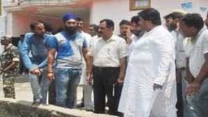 Former Minister Raman Bhalla alongwith Commissioner JMC visiting flood hit areas of Gandhi Nagar on Tuesday.