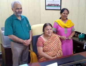 Prof Poonam Dhawan assuming charge of DAA while JU VC Prof R D Sharma and outgoing DAA Neelam Saraf look on.