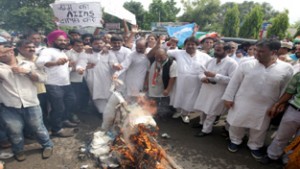 Congress leaders and activists burning effigy of DyCM during protest in Jammu on Friday.  —Excelsior/Rakesh