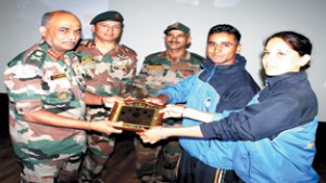 Lt Gen RR Nimbhorkar, GOC White Knight Corps presenting mementoes to  Mountaineering Expedition team.