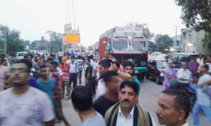 People protest at Raya Morh near Vijaypur on Thursday night. -Excelsior/Gautam