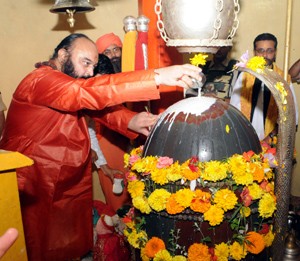 Deependra Giri, Mahant of Holy Mace performing special pooja of “Chhari-Mubark”, at the historic Shankaracharya Temple in Srinagar on Friday. —Excelsior/Amin War