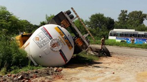 An LPG tanker which turned turtle near Kathua on Tuesday.         —Excelsior/Madan