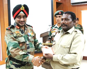 Lieutenant General KJ Singh, General Officer Commanding-in-Chief, Western Command felicitating ‘Jagruk Hindustani’ Darshan Kumar on Saturday.  