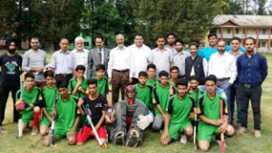 Triumphant hocky players posing for a group photograph alongwith dignitaries at Srinagar.