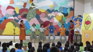 Students sharing dias with Padmashree Geeta Chandran during Bharatnatyam dance performance at KCIS.