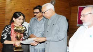 Governor N N Vohra presenting  awards to the winners of essay competition in Srinagar.