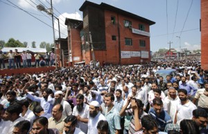 Rehbar-e-Taleem (ReT) teachers shouting anti-Government slogans in Srinagar on Wednesday—Excelsior/ Amin War 