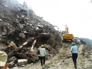Men and machinery of GREF removing landslides near Sanai area on Doda-Bhaderwah road. —Excelsior/Tilak Raj
