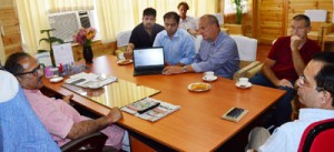 Deputy Chief Minister, Dr Nirmal Singh interacting with Dutch team at Srinagar on Tuesday.