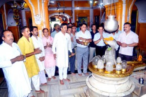 A special Pooja being performed at Ranbireshwar Ji Temple on the occasion of 51st Birth Anniversary of Trustee of Dharmarth Trust, MLC Vikramaditya Singh.
