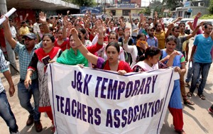 Temporary teachers holding protest demonstration on Sunday. —Excelsior/Rakesh