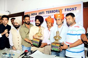 Rakesh Sharma and Vikramjit being honoured by AIATF at Mumbai.