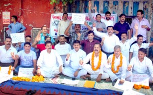 NPP’s state president BS Mankotia flanked by other senior leaders sitting on hunger strike in Jammu on Monday.  —Excelsior/Rakesh